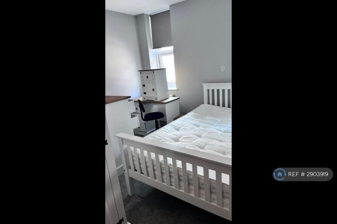 3 bed Flat to rent Image 10