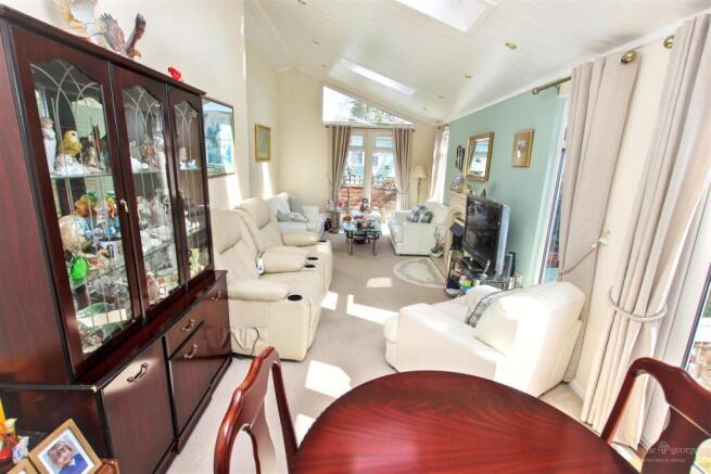 Garston Park, Tilehurst, Reading photo 4
