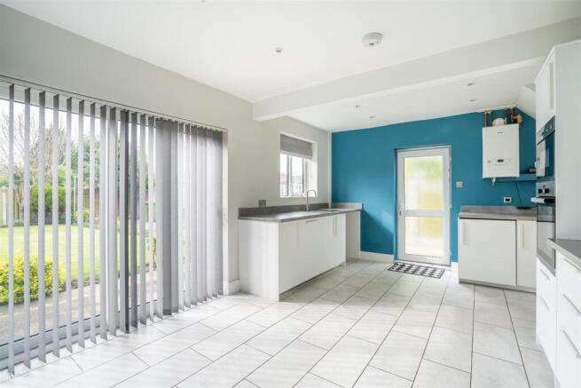 3 bed Semi-Detached to rent Image 6