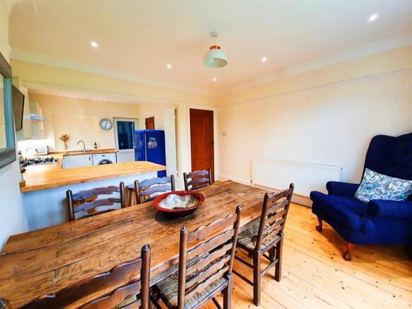 OPEN PLAN DINING AREA