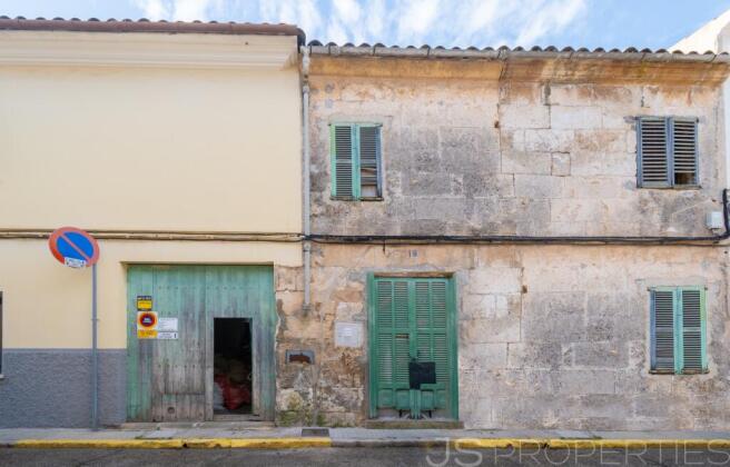 TOWNHOUSE TO REFORM WITH POTENTIAL