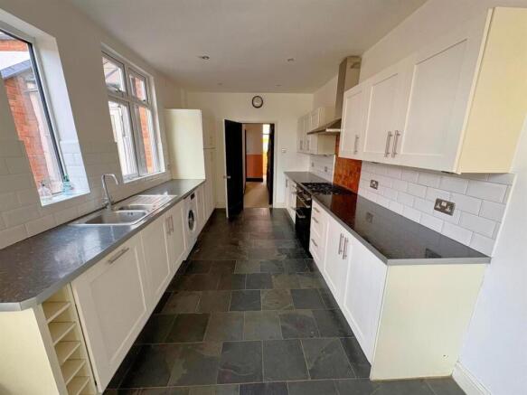 Kitchen 2.jpeg