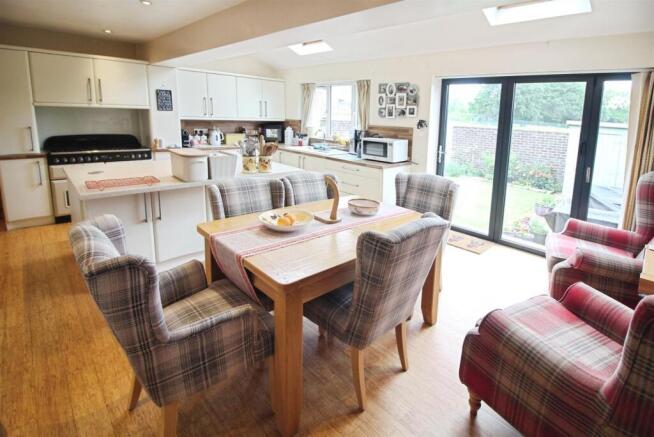 4 bed Semi-Detached for sale Image 5