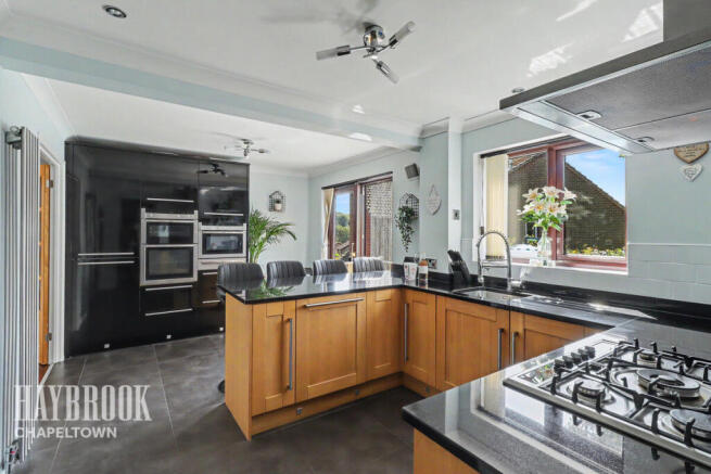 5 bed Detached for sale Image 4