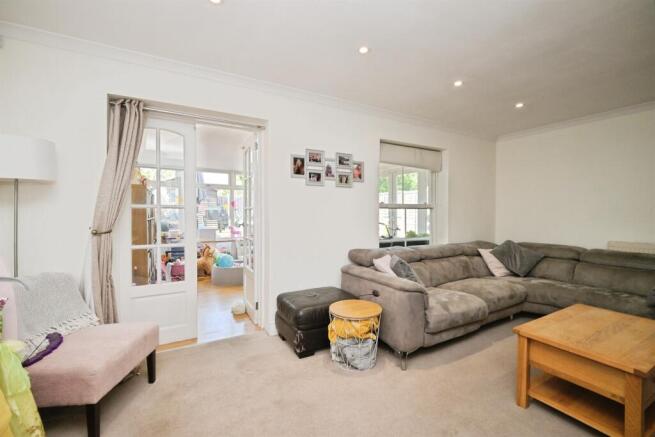 Saffron Close, Hoddesdon photo 4