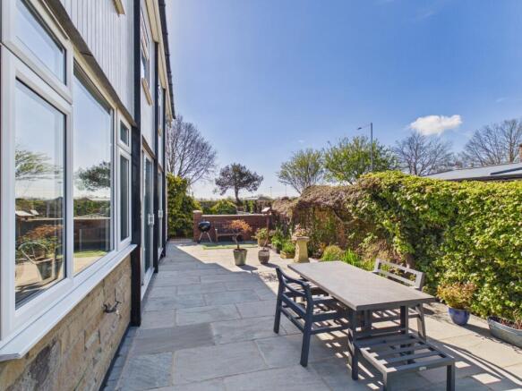 5 bed Detached for sale Image 8
