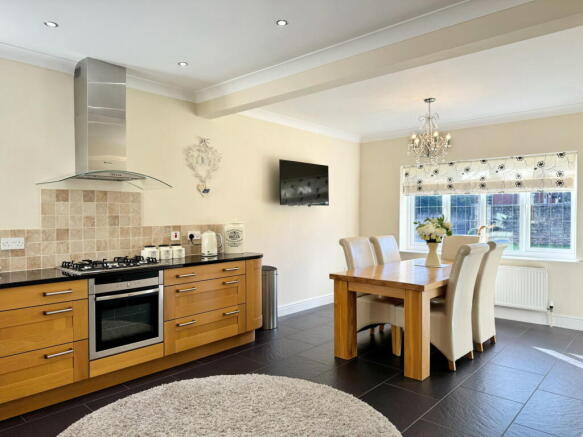 4 bed Detached for sale Image 11