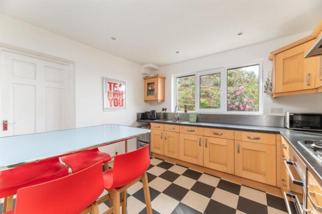 4 bed Detached for sale Image 8