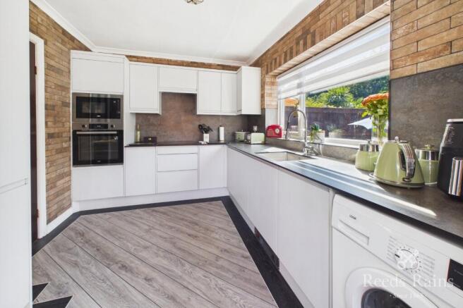 4 bed Bungalow for sale Image 7