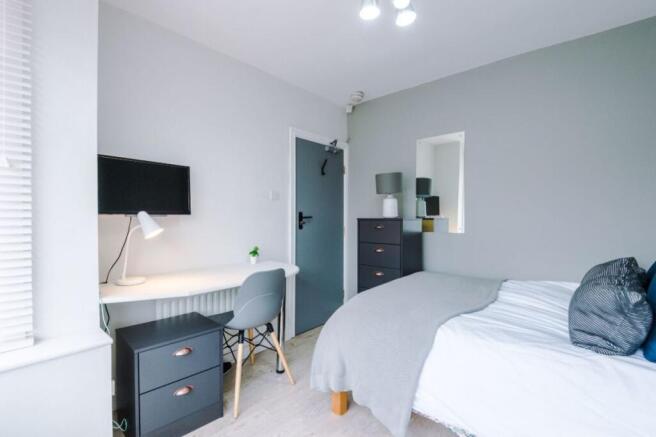41TR - Bedroom