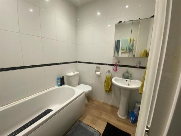 2 bed Terraced to rent Image 6