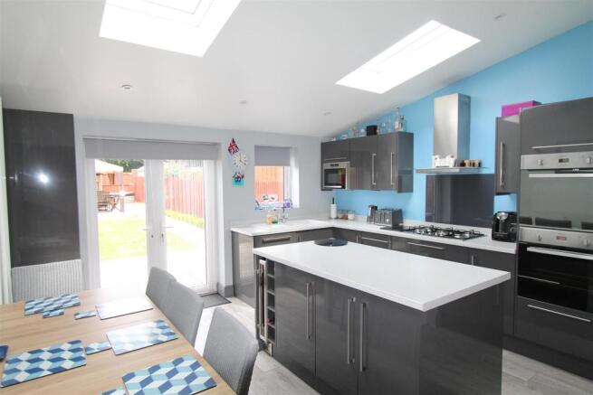 KITCHEN/BREAKFAST ROOM