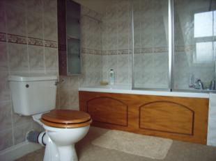 EN-SUITE BATHROOM