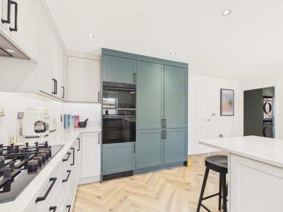 5 bed Detached for sale Image 6