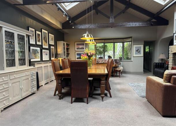 5 bed Detached for sale Image 9