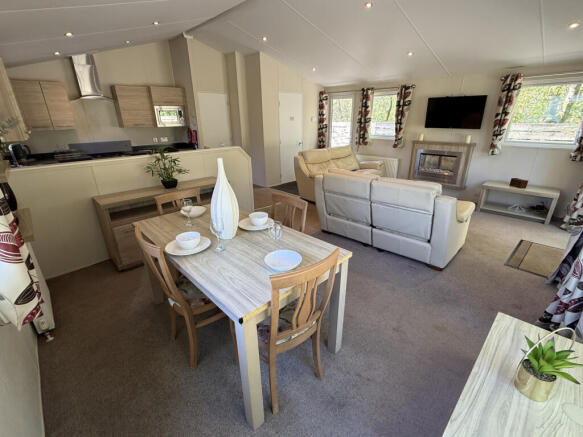 LOUNGE / DINER