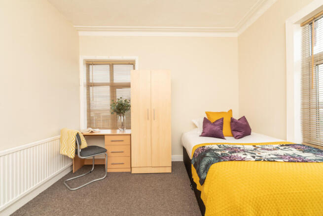 8 bed End of Terrace to rent Image 12