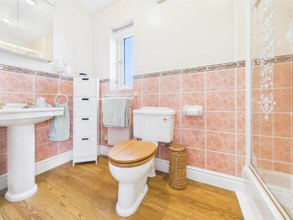 EN-SUITE SHOWER ROOM