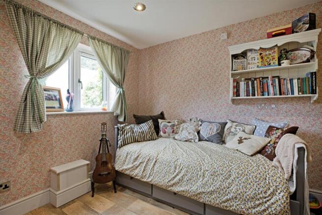 4 bed House for sale Image 8