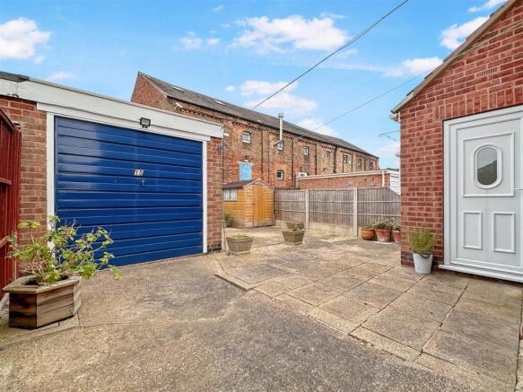 Garage & Rear Garden 090