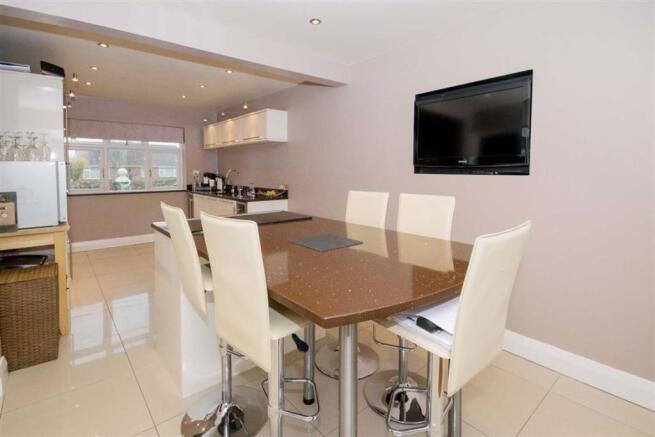 KITCHEN/BREAKFAST ROOM
