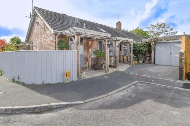 2-bed bungalow on East Ride, Brent Knoll, Highbridge, TA9, £330,000