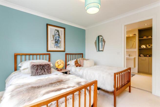 8333768-interior28.jpg