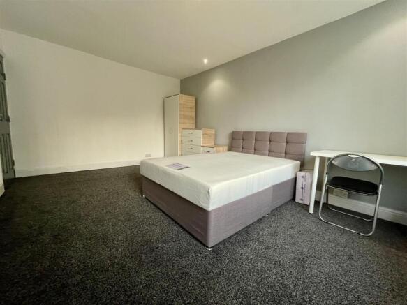 5 bed House of Multiple Occupation to rent Image 4
