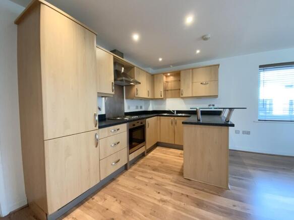 2 bed Apartment to rent Image 4