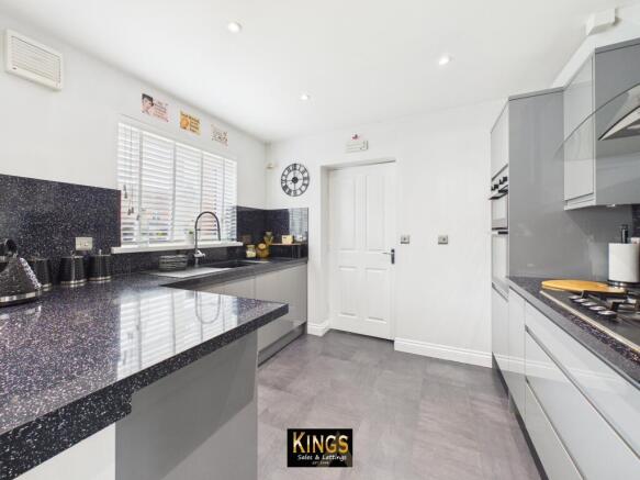3 bed Semi-Detached for sale Image 12