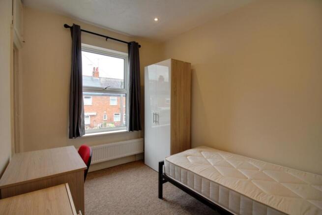 2 bed Terraced to rent Image 6