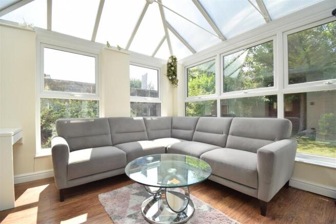 4 bed Detached to rent Image 7