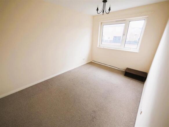 3 bed Terraced to rent Image 4