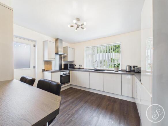 4 bed Semi-Detached Bungalow for sale Image 6
