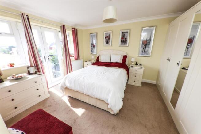 4 bed House for sale Image 12