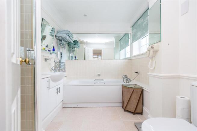 Master En Suite.jpg