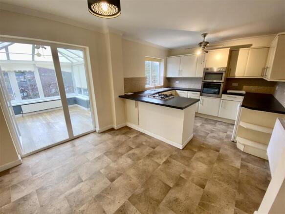 KITCHEN/DINING ROOM