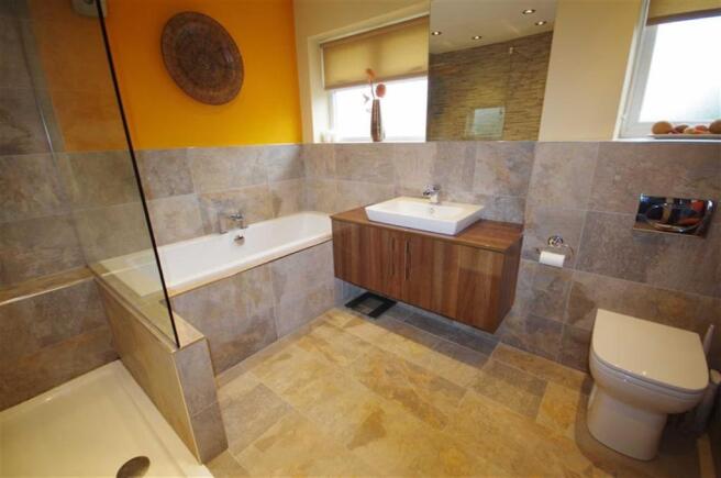 LUXURIOUS BATHROOM/W