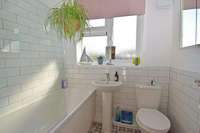 33 Elmley Close, shower room.jpg