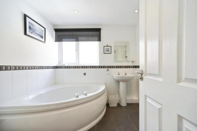 3 bed Flat for sale Image 6