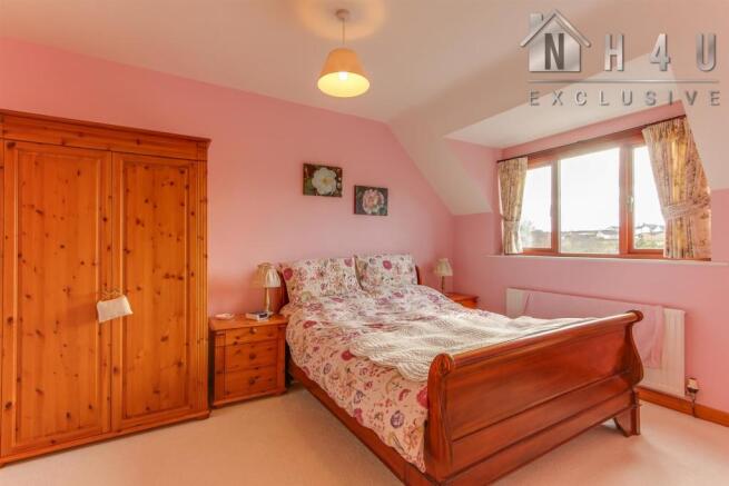 MAIN BEDROOM: