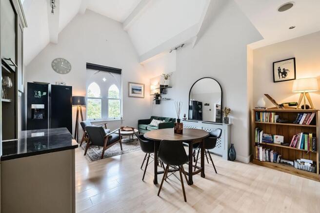 2 bed Apartment to rent Image 4
