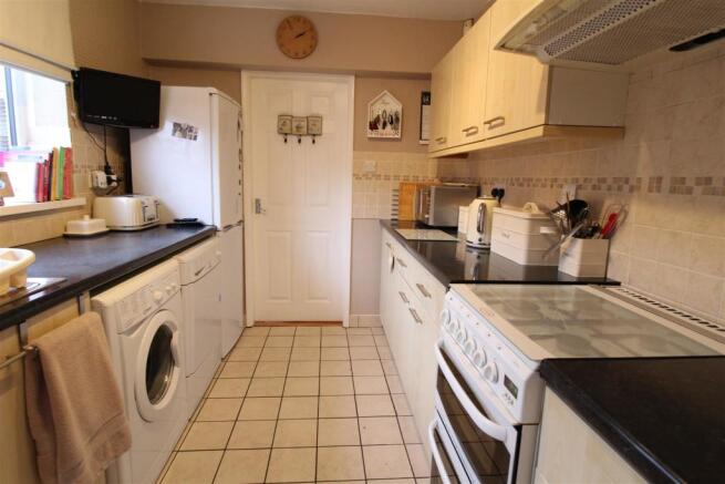 FITTED KITCHEN