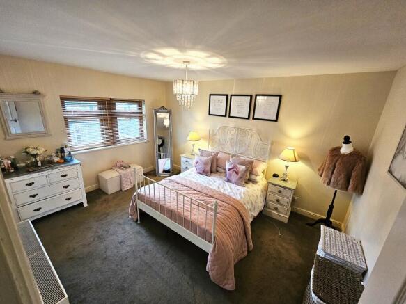 3 bed Apartment to rent Image 4