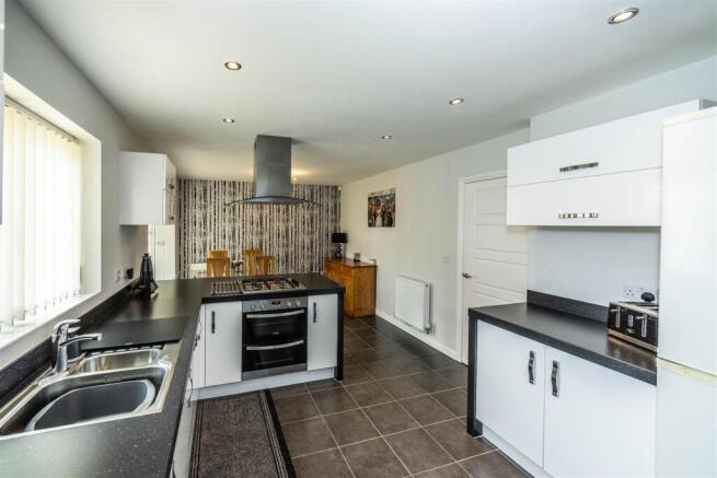 4 bed House for sale Image 10