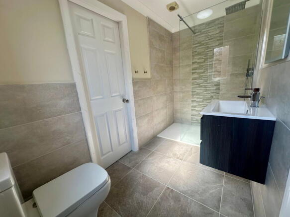 4 bed Detached to rent Image 7