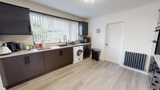 4 bed Detached Bungalow for sale Image 4