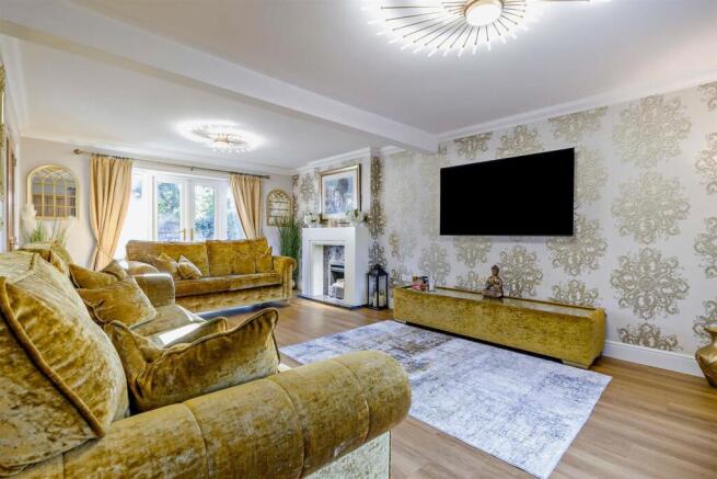 5 bed Detached for sale Image 4