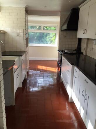5) Kitchen 2.jpg