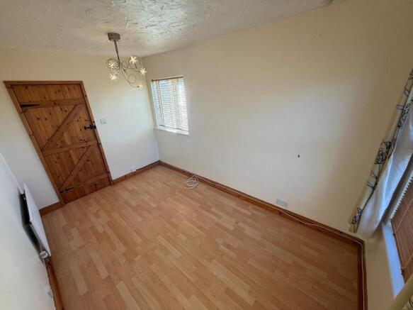 Bedroom (r)